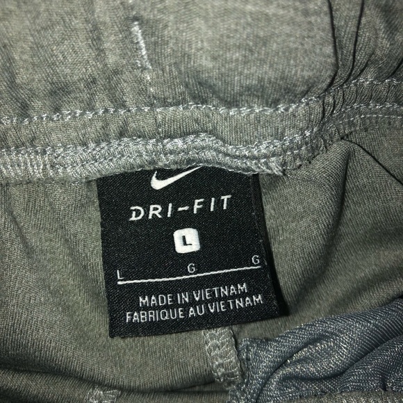 grey nike sweatpants. - Picture 2 of 6